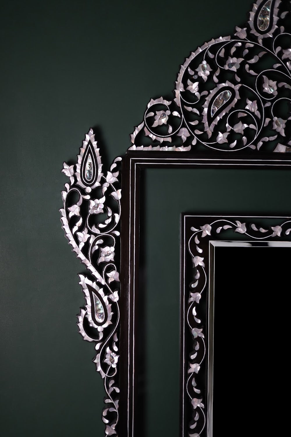 Handmade luxurious mirror with mother-of-pearl inlaid and lightened frame | Narjis collection