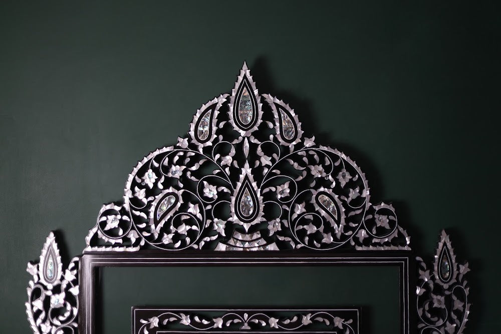 Handmade luxurious mirror with mother-of-pearl inlaid and lightened frame | Narjis collection