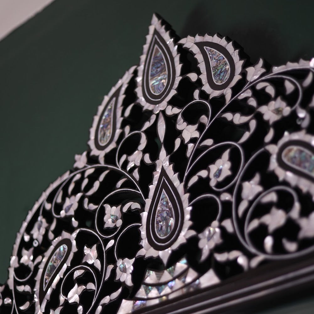 Handmade luxurious mirror with mother-of-pearl inlaid and lightened frame | Narjis collection