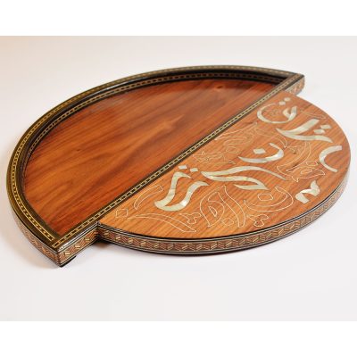 ⁦Walnut Wood Tray | Seashell Scalloped Arabic Letters⁩ - الصورة ⁦8⁩